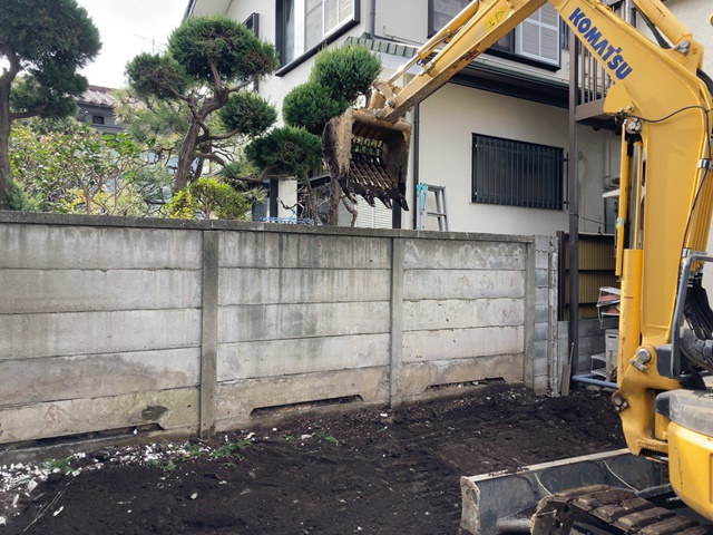 東京都世田谷区中町のコンクリートブロック・万年塀解体工事中の様子です。